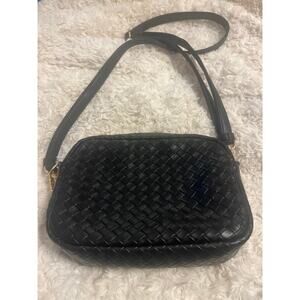 Braided classy leather crossbody bag. Resembles several high end brands!